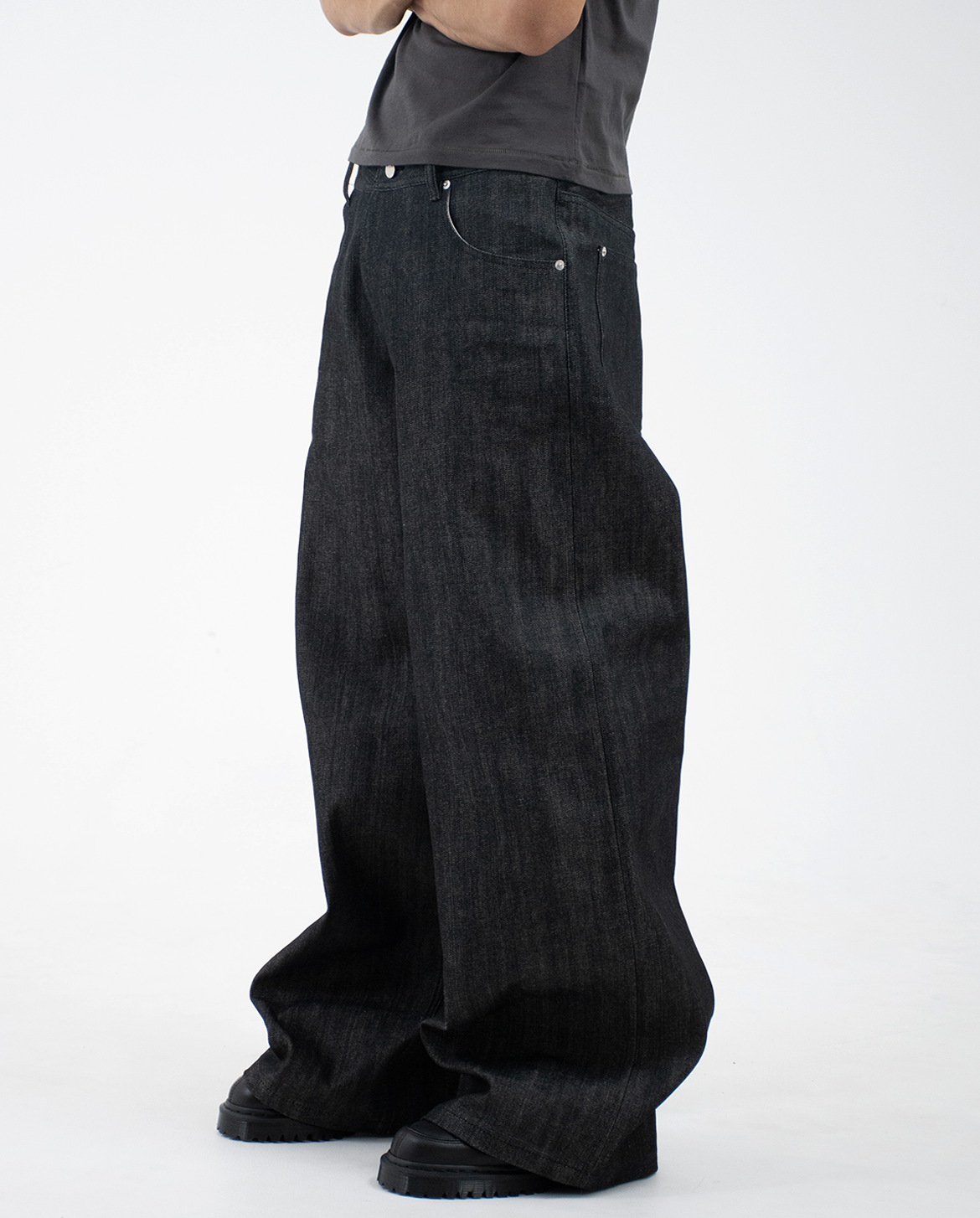 パンツ Menes Okayama Raw Selvedge Baggy Jeans MENES Okayama Raw Selvedge Baggy Jeans - Black